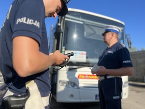 policjanci kontrolują autobus
