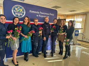 Policjantki z kwiatami