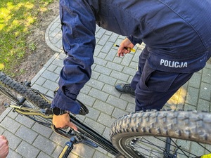 Policjanci znakują rower.