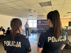 Policjantki stoją tyłem.