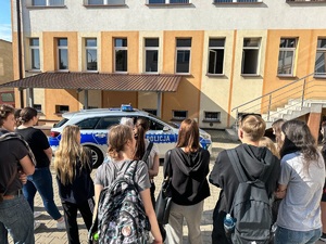 Młodzież ogląda radiowóz.