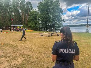 Policjantka prowadzi tor przeszkód.