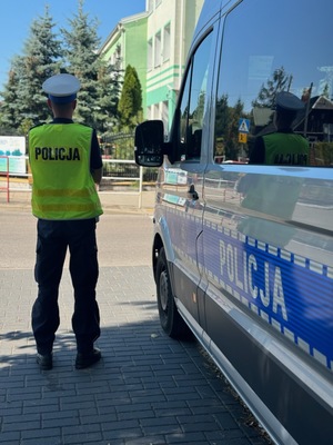 Policjant ruchu drogowego kontrolujący pojazdy