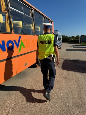 Policjant ruchu drogowego kontrolujący pojazdy