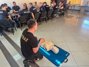 Strażak szkoli policjantów.