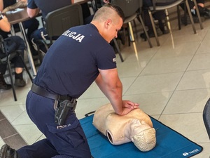 Policjant ćwiczy RKO.