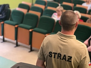 Strażak opowiada o bezpieczeństwie pożarniczym.