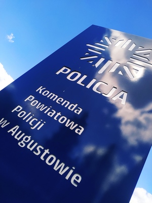 tablica z napisem komenda powiatowa policji w Augustowie.