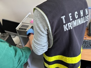technik kryminalistyki z zatrzymanym