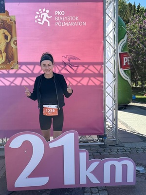 policjantka podczas półmaratonu.
