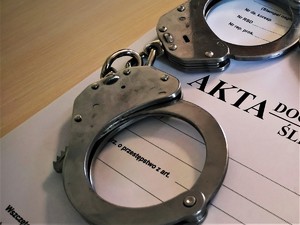 Kajdanki na aktach