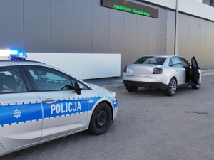 Radiowóz ,  a przed nim zatrzymany samochód