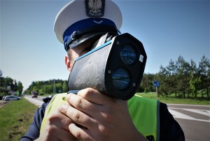 Policjant mierzy prędkość.