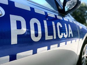 napis policja na radiowozie