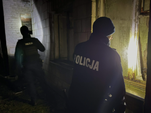 policjanci sprawdzają pustostan
