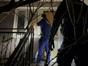 policjanci sprawdzają pustostan