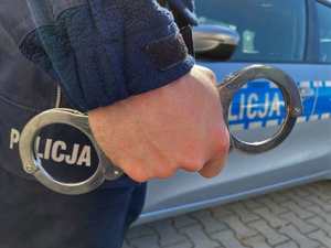 policjant trzymający kajdanki