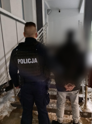 policjant z zatrzymanym