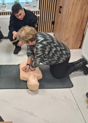 seniorka wraz z strażakiem ćwicząc udzielanie pierwszej pomocy