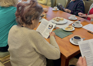 seniorka czytająca ulotkę