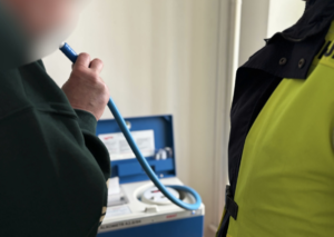 Mężczyzna badany na zawartość alkoholu.