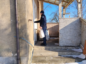 POLICJANT PUKA DO DRZWI DOMU