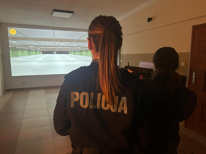 uczennica klasy mundurowej wraz z policjantką strzelają na strzelnicy laserowej
