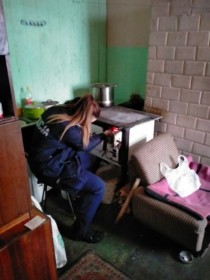 policjantka rozpala w piecu samotnemu mężczyźnie