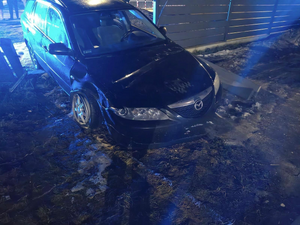 samochód znajdujący się w ogrodzeniu posesji