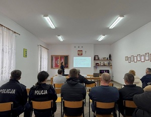 mieszkańcy słuchają wystąpienia policjantki