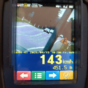 obraz miernika prędkości na którym widać jadący pojazd przekraczający prędkość