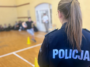policjant przeprowadza test sprawności fizycznej