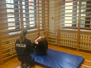 policjant przeprowadza test sprawności fizycznej, uczeń wykonuje ćwiczenie
