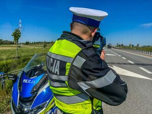 policjant mierzący prędkość