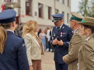 Komendant Powiatowy Policji z panią dyrektor
