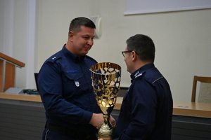 Komendant Wojewódzki wręcza puchar policjantowi