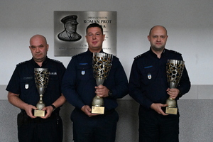 policjanci z pucharami